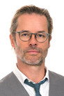 Guy Pearce isPops